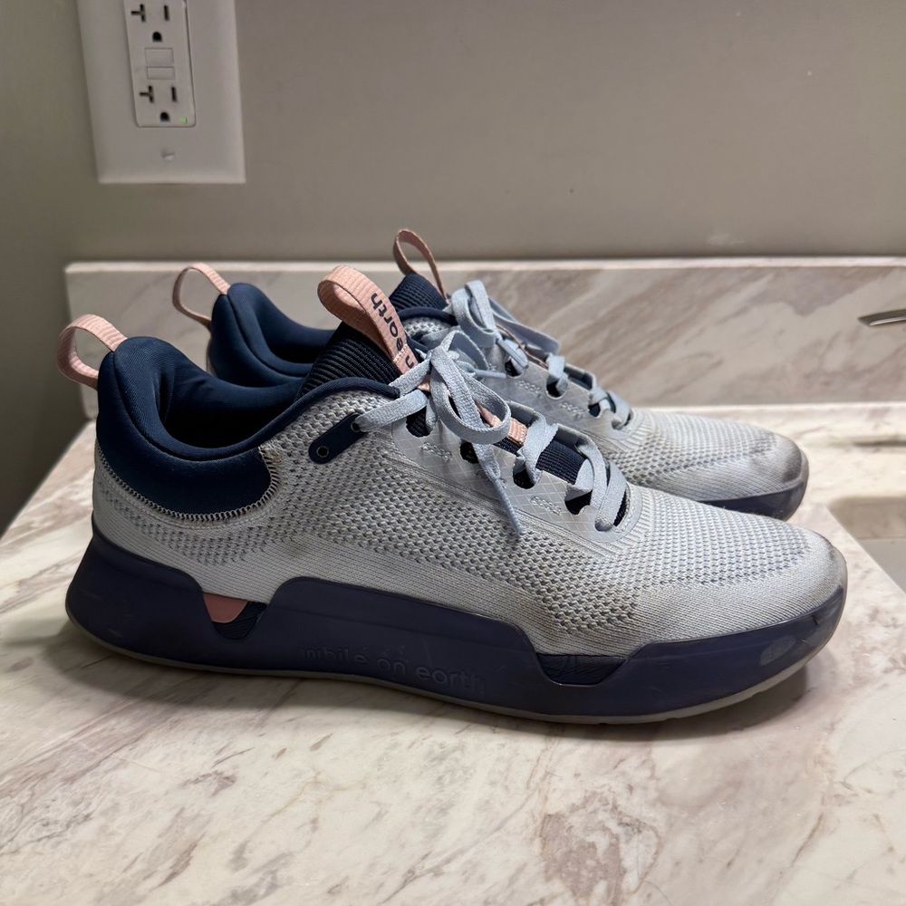 While On Earth CrossFit trainer shoe